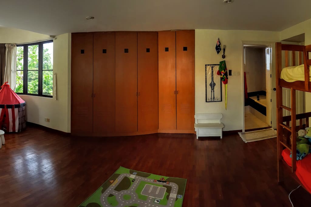 Kids bedroom with bunk beds
