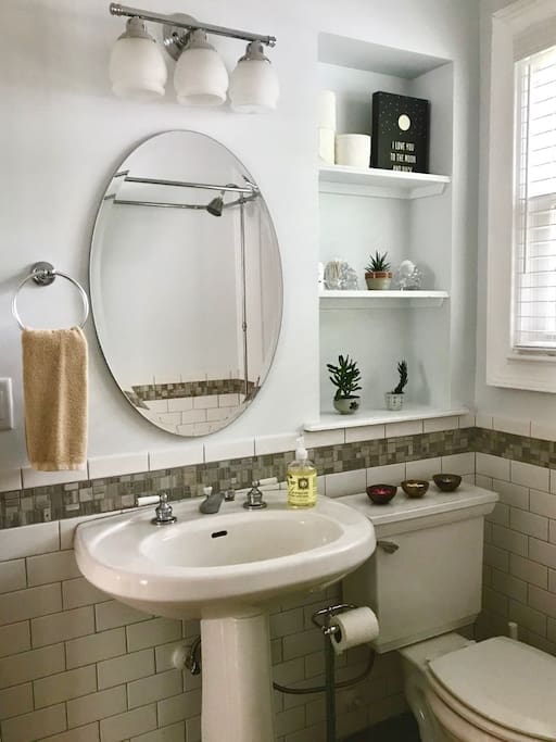Shared bathroom with shower+tub