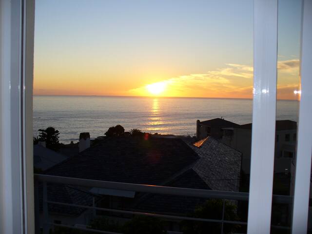 Camps Bay Apartment – Great View gallery image 2