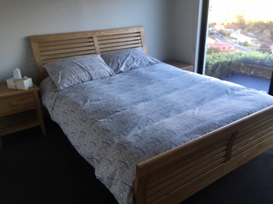 Bedroom 2, queen bed