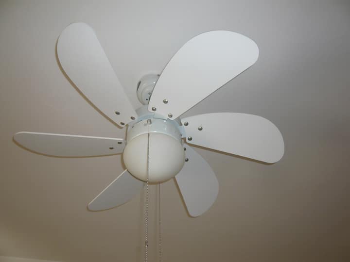 Ventilateur de plafond, situé dans deux chambres