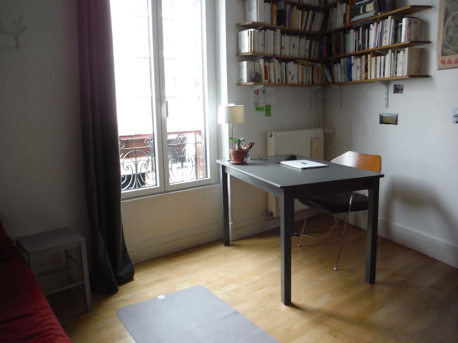 Vaste bureau et fauteuil confortable dans la chambre