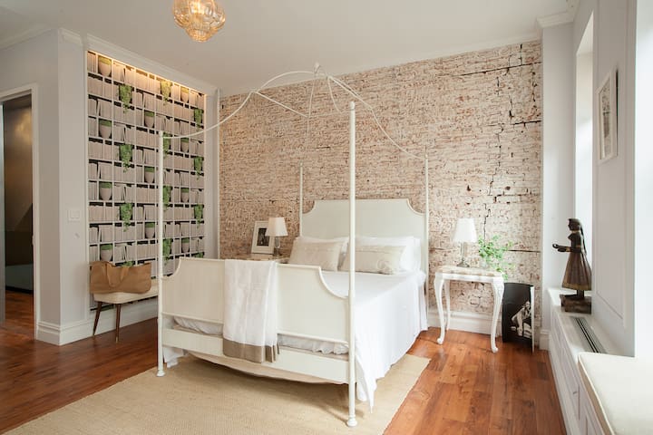 Divine 1 Bedroom suite-Brownstone