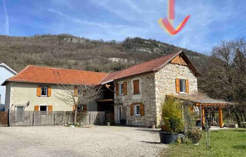Country house between lake and mountain mountain