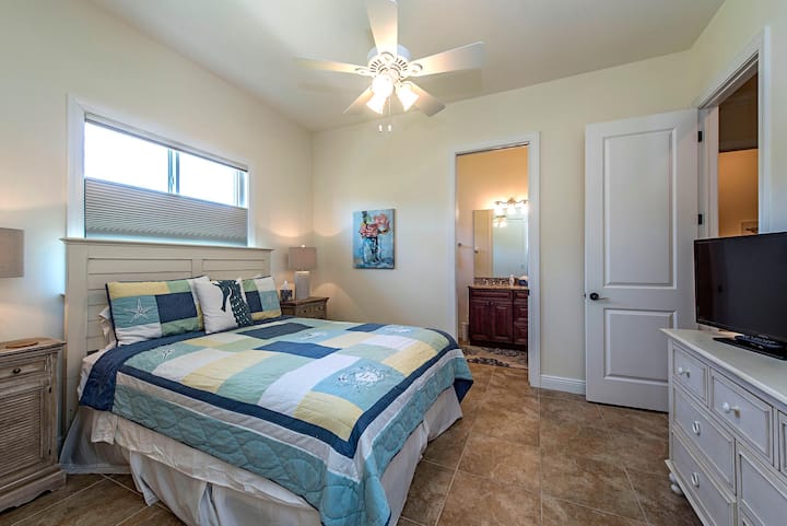 Chumba cha kulala #2 kitanda cha upana wa futi 4.5, mapazia ya kuongeza giza kwenye chumba cha kulala, feni ya dari 2 kwenye kabati