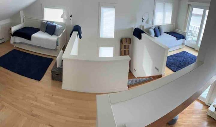 Chaque lit est un lit trundal. Il y a un second matelas qui se déroule sous le lit « comme un tirage ». Il peut être roulé de l'autre côté de la « chambre », mais il ne se soulève pas à la même hauteur que l'autre lit. 