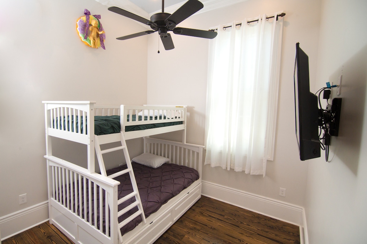 chumba cha kulala cha wageni na kitanda cha tatu 