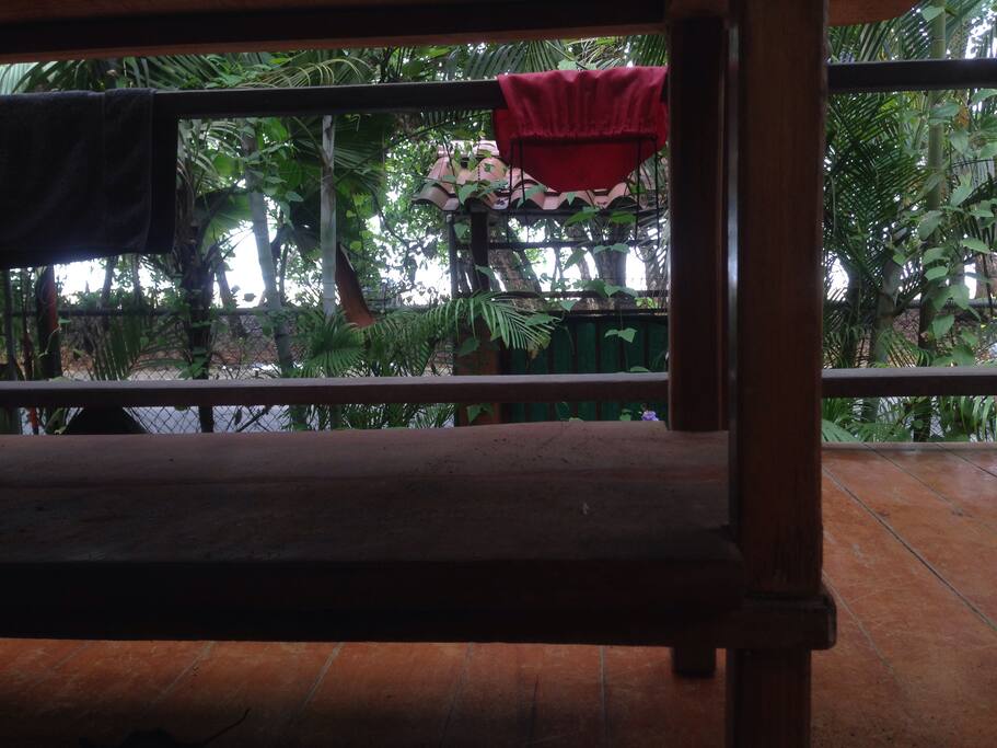 Tomando el desayuno en el balcón