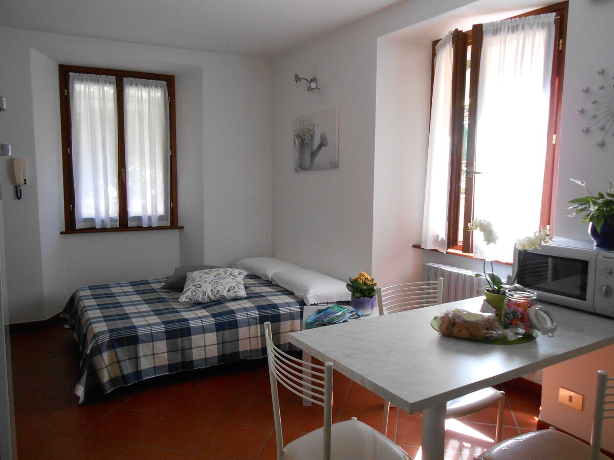 Obývačka s otvorenou rozkladacou pohovkou