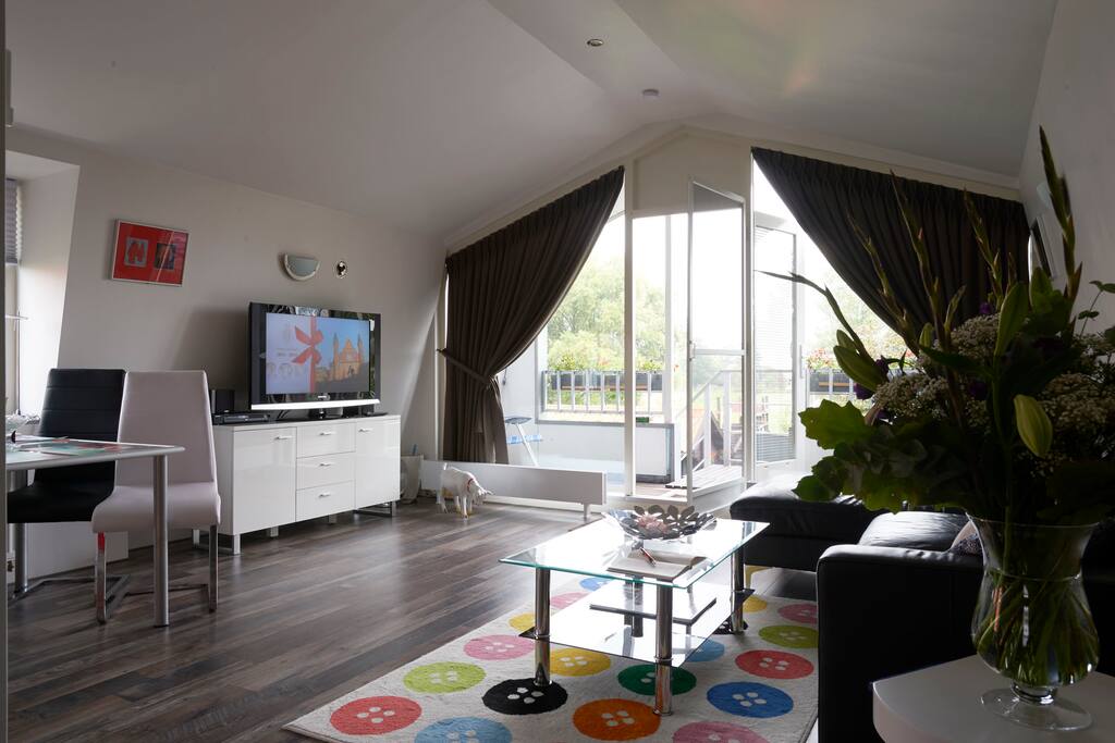 Mooi ingerichte woonkamer met mooi uitzicht.