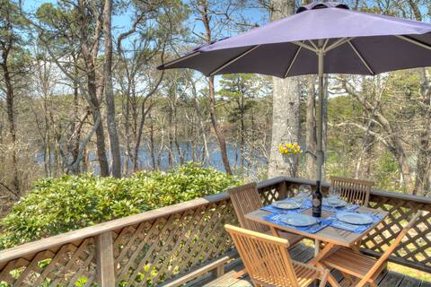 Cozy 2 bedroom cottage steps from Moll's Pond