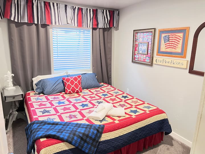 Chumba cha 2 cha kulala kilicho na mpangilio WA kitanda aina ya king. Vyumba vya kulala 1-4 vinaweza kuwa kitanda 1 cha kifalme au vitanda 2 pacha virefu vya ziada. Tujulishe ni configurat & ion gani ungependa wiki moja au zaidi kabla ya kuwasili kwako. Baadaye yoyote utakuwa na usanidi ambao vitanda viko tayari.