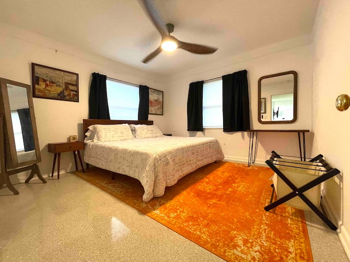 Amplio dormitorio principal con una cama tamaño king