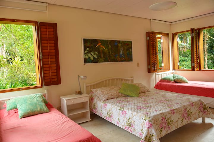 غرف كبيرة ومريحة ، محاطة بالأخضر