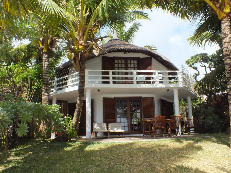 La villa dans une beau jardin tropical.