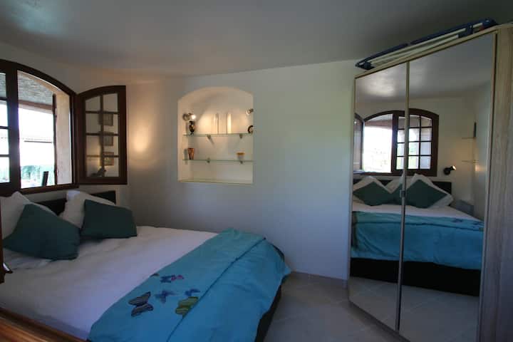 双人卧室景观泳池和露台