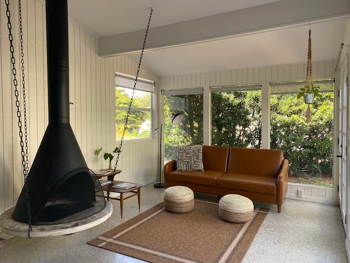 ห้องอาบแดดที่สดใสนี้น่ารักและมีเสน่ห์มาก! โซฟาหนังนอนเตาผิงแบบแขวนน่ารักและผนังหน้าต่างเพื่อให้แสงธรรมชาติเข้ามาในทุกสิ่งทำให้ที่นี่เป็นจุดที่สมบูรณ์แบบสำหรับการพักผ่อนกับหนังสือดีๆหรือเพลิดเพลินกับเกมกับครอบครัว