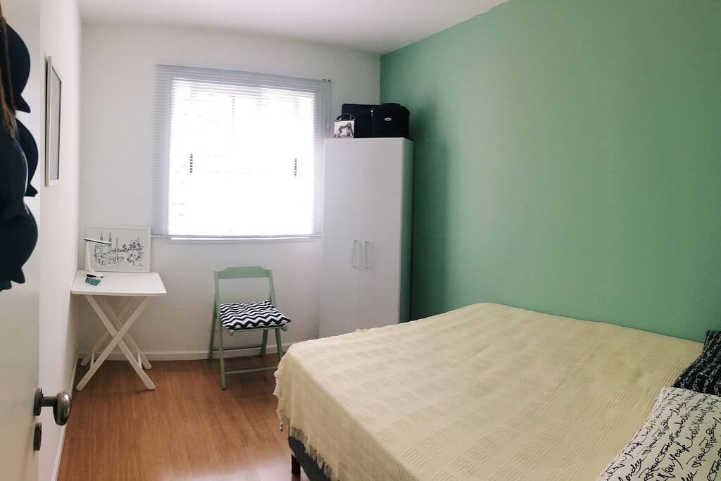 Quarto com banheiro privativo no corredor