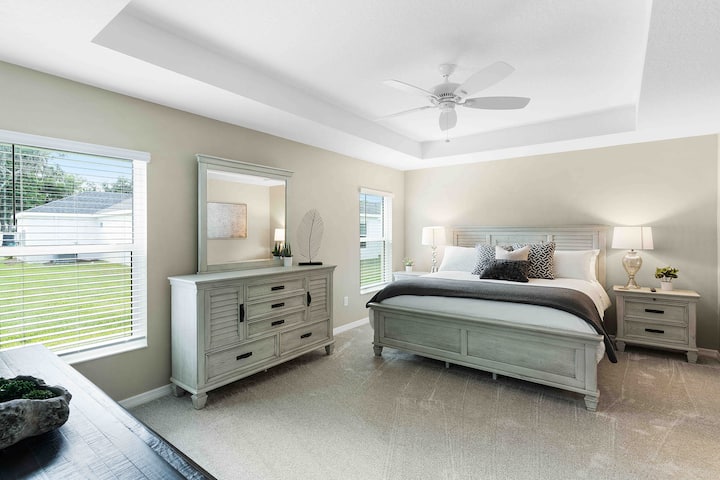 Master En-Suite dispose d'un tout nouveau matelas King Size avec dessus d'oreiller.  Literie et oreillers blancs de qualité hôtelière avec couette Ugg. La salle de bains privative dispose de nombreux espaces pour les commodes ainsi que d'UN dressing et d'une télévision connectée 55"!