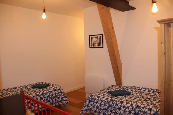 卧室配有2张单人床和1张婴儿床