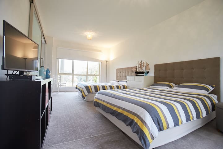 楼下第4间卧室，配备电视。 