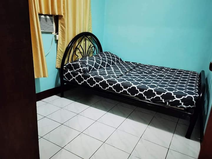 2nd bedroom with full size bed 54"x75".