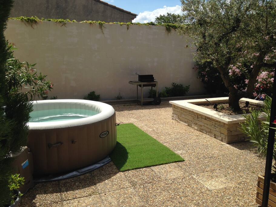 vue de la pergola : terrasse du gîte et jacuzzi