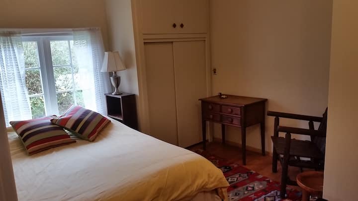 主卧配有一张标准双人床。每间卧室均配有行李架