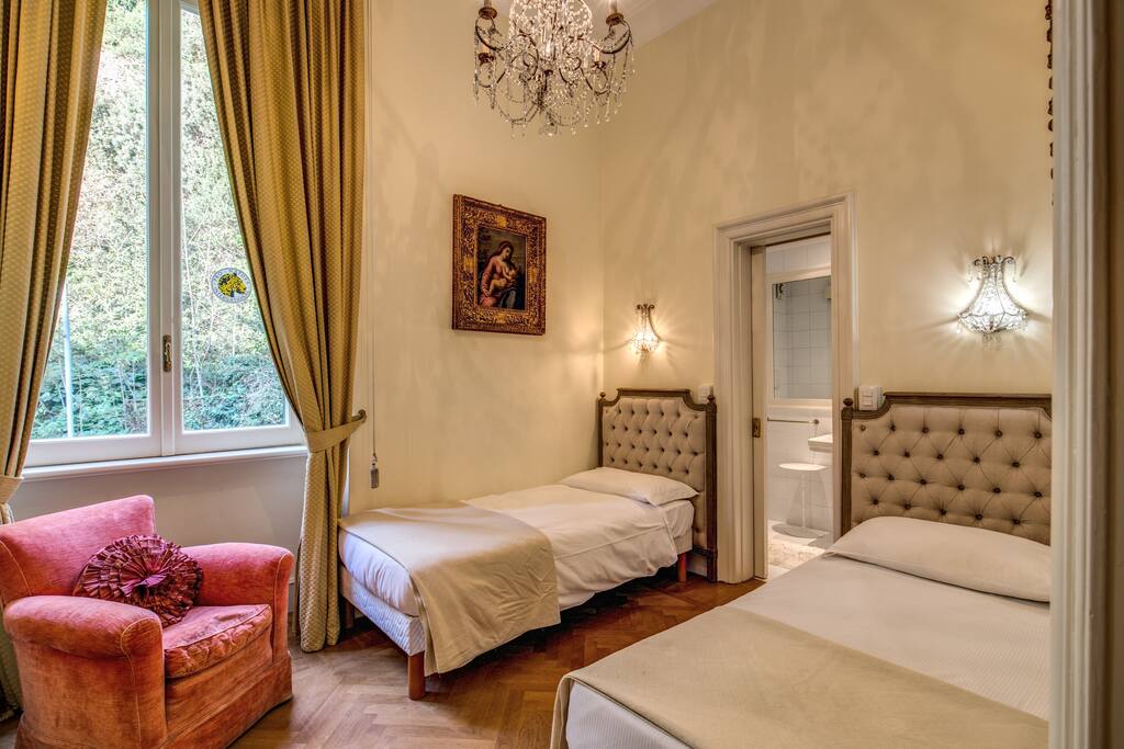 prima stanza con bagno en suite