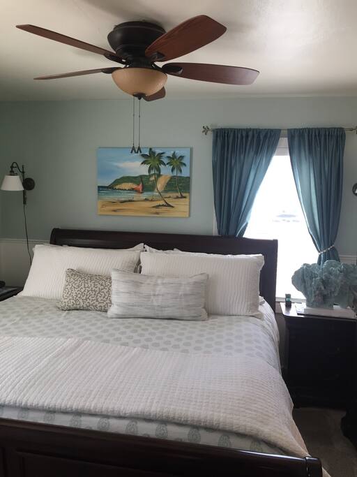 King size bed with 32 inch TV comes with extra Chanel’s Netflix ,Hulu .New mattress.extra bedding.