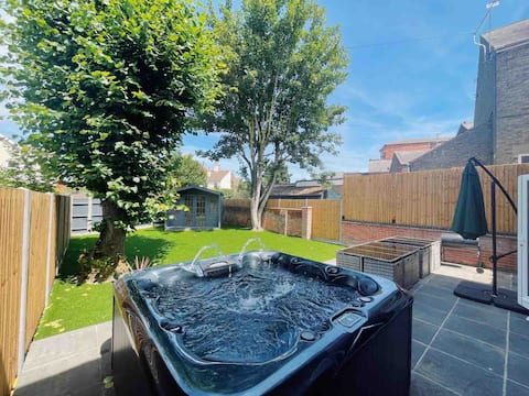 Amber House - Stunning 8 Bedroom House