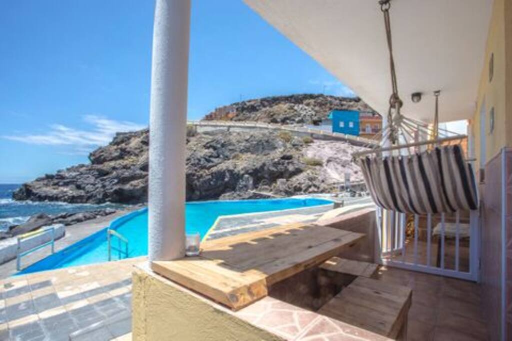 terraza con mesa para comer y hamaca