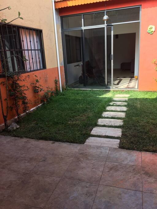 Con dos espacios de estacionamiento