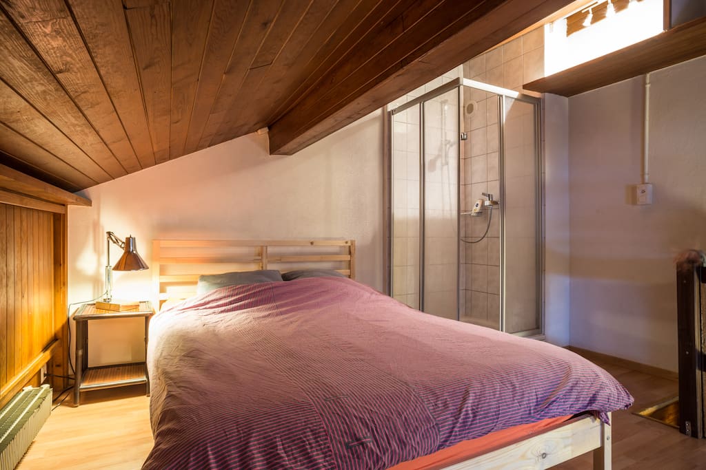 Bedroom, attic, 2nd floor, w/ shower// Chambre à coucher, 2ème étage, mansardée, avec douche