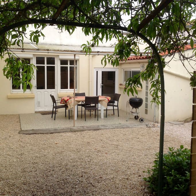 La maison et sa terrasse couverte vue du jardin