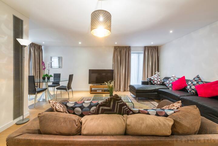 Paddington 3 Bed 2 Bath A/C Apartment 440 gallery image 3