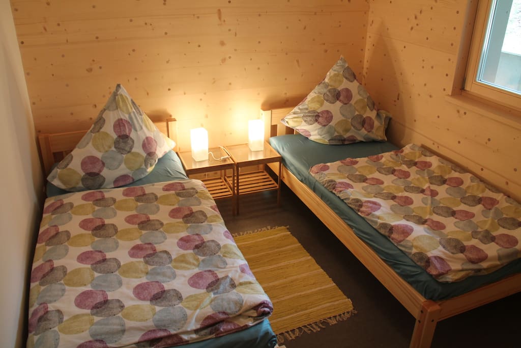 Schlafzimmer mit zwei getrennten Betten.