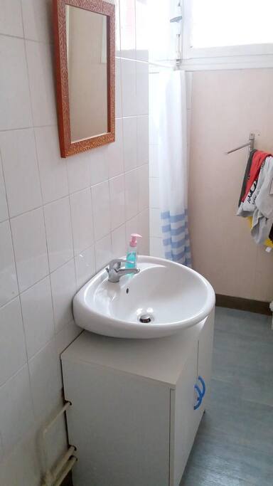 Salle de bain entretenue et de nouveau wc ont été installés
