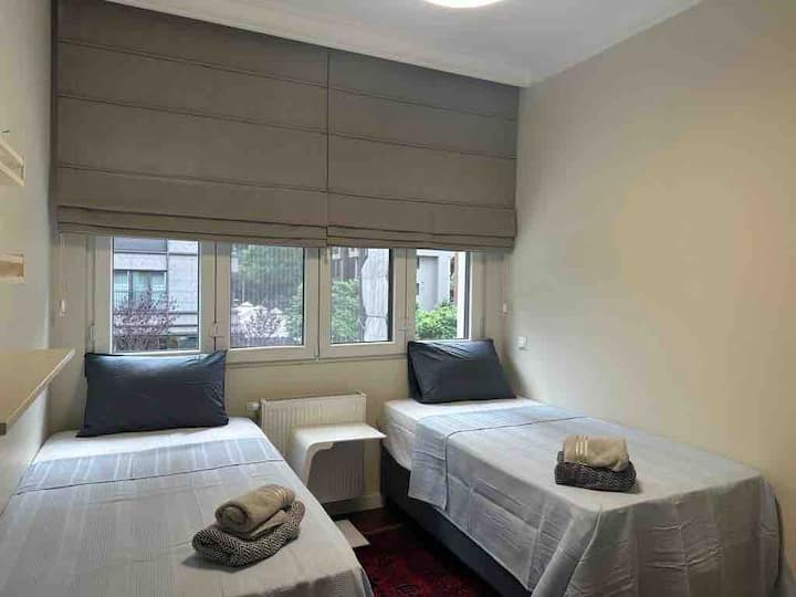 Chumba cha kulala cha pili kina vitanda 2 vipya kabisa (vilivyonunuliwa mwezi Julai mwaka 2023) vinaweza kuchukua watu wazima 2 