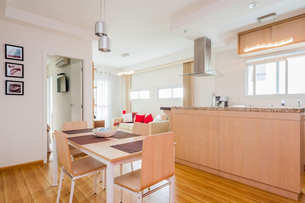 Cozinha americana com sala de jantar integrada. Mesa de jantar 4 lugares