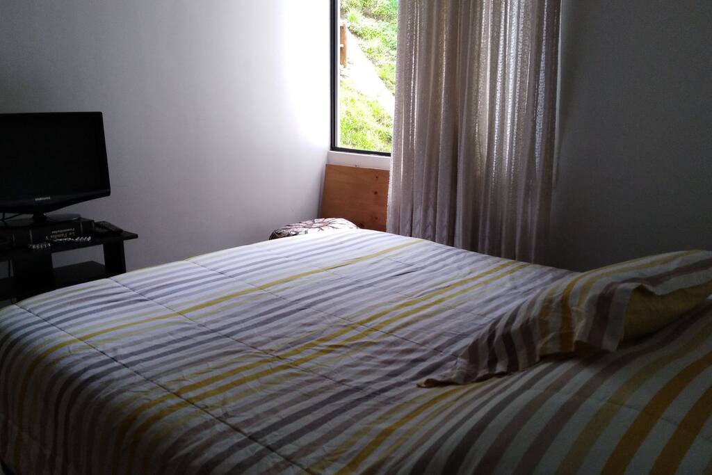 Cómoda habitación con cama doble