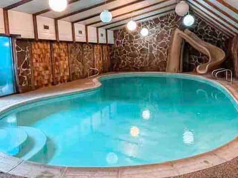 Large Family friendly 4Bdr w/indoor pool & hot Tub