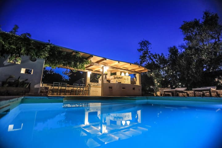 TRULLI IL GECO SOGNANTE Elegant trullo with pool