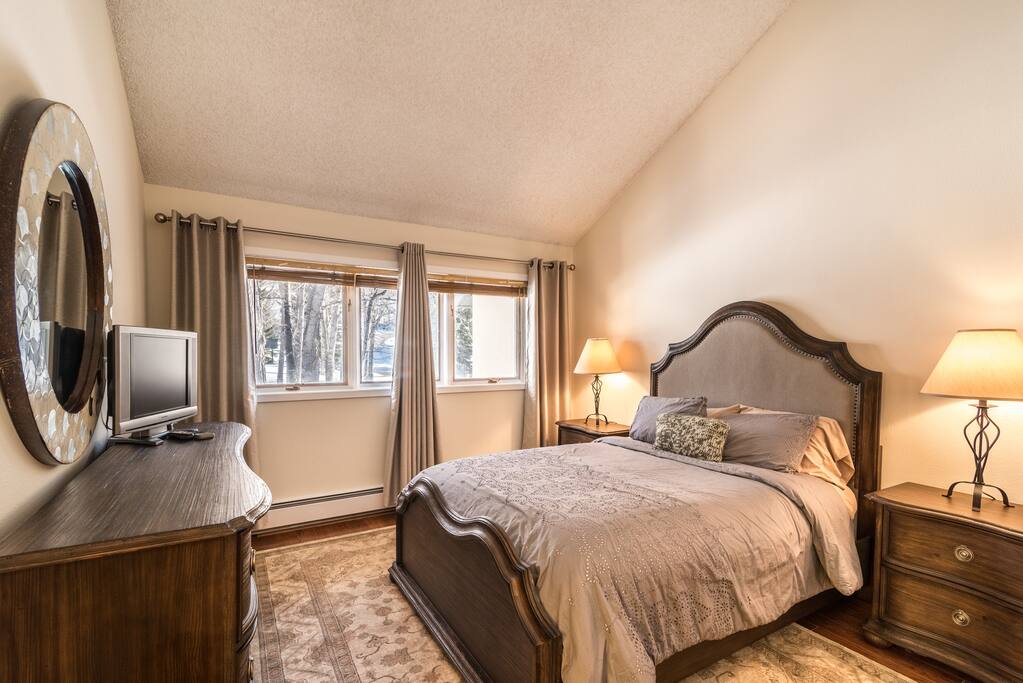 Master Bedroom - 1 Queen Bed