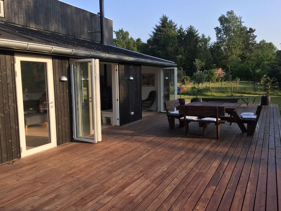 Terrasse 250 m2, 130 m² hus og 20 m² åben hems. Huset er bygget i 2017 og ligger på 2.558m² grund.