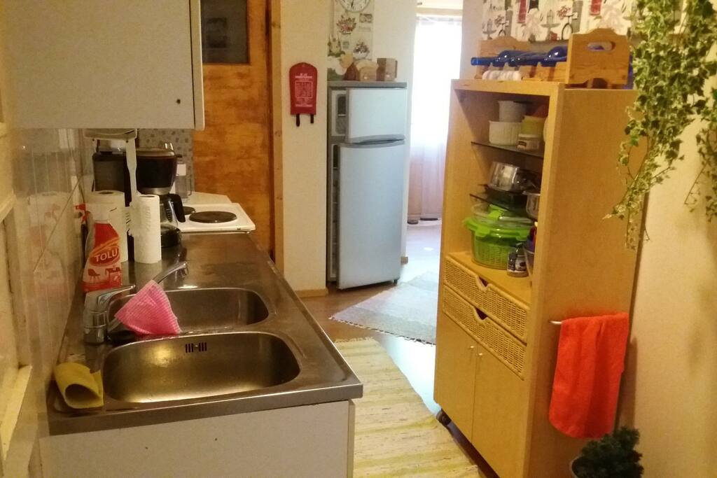 Hyvin varusteltu keittiö