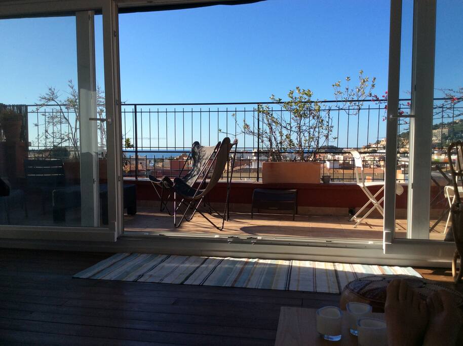 terrasse avec store sur toute la longueur