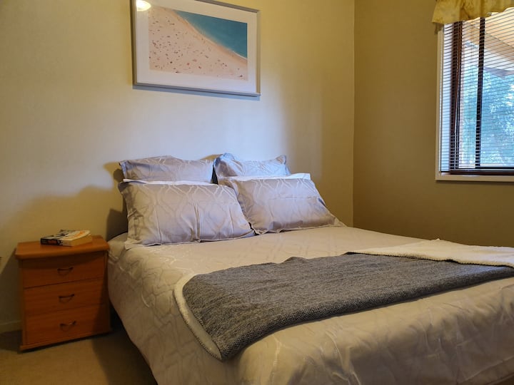 Dhoma e gjumit nr. 1 ka një krevat dopio "queen" dhe një gardërobë të integruar. Dritarja ka pamje nga kopshti privat.