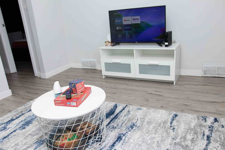 🌎Modern 3-bedroom home w/street park’n close to ✈️