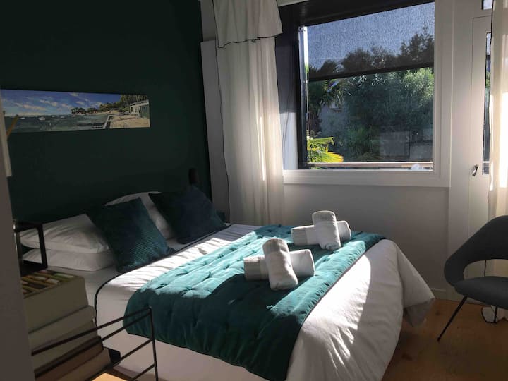 La chambre  2,climatisée 
 lit  à 1,40/2 m
Salle de bain privée avec douche à l’italienne et toilettes 

Vue sur la piscine, avec un petit balcon